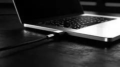 ノートパソコンを常に充電器に接続したままにしておくのは、どれほど危険なのでしょうか？